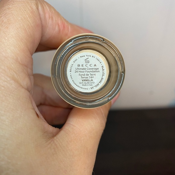 🍍🍍 Becca Cosmetics 24 Hr Foundation - Picture 2 of 3